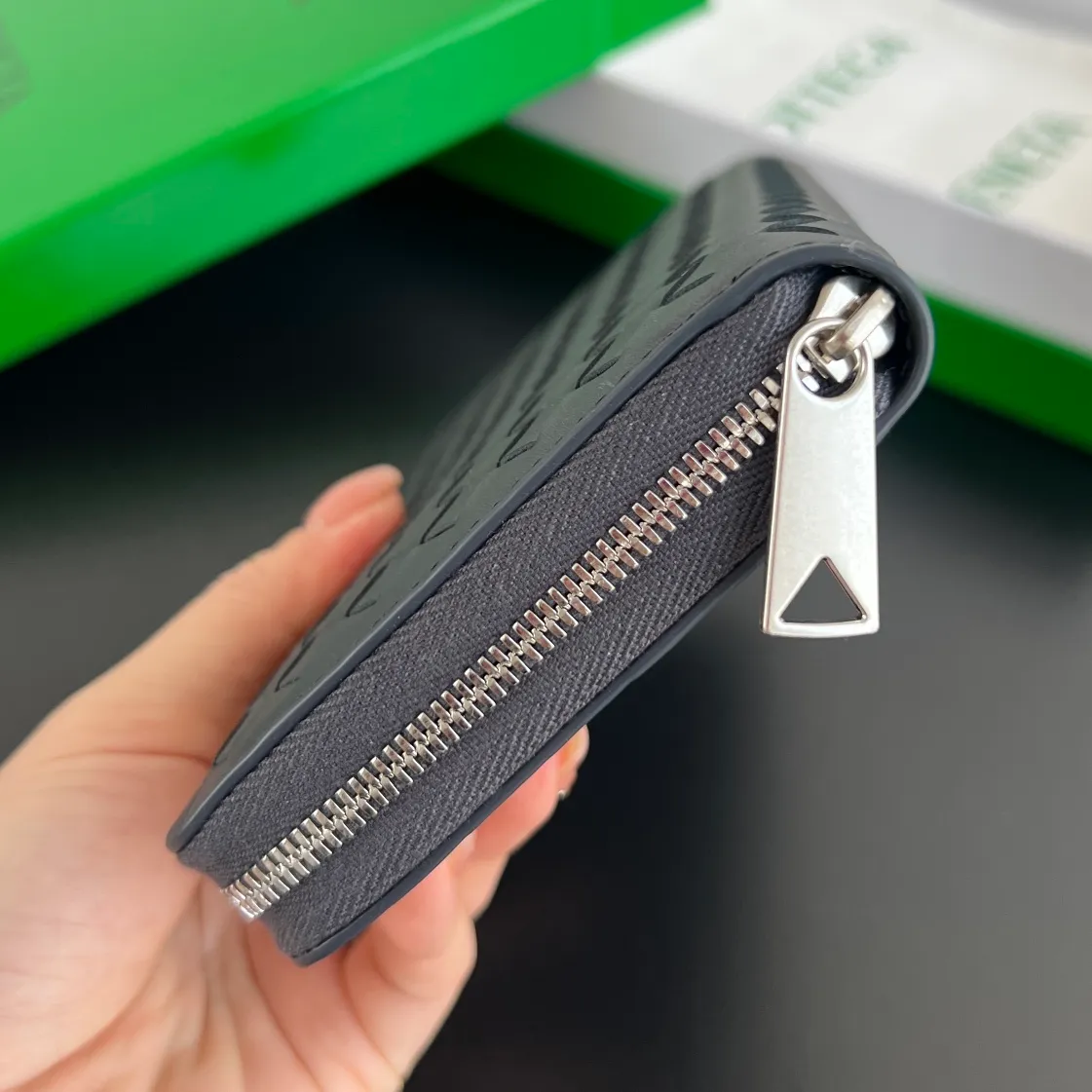 #Bv New Fine Woven Wallet 814680 The beloved small braid is back🎈Made of cowhide braid, soft, comfortable and textured. The detailed internal partition design and high-quality lining material ensure the durability and orderliness of the wallet. It can store cash/cards and other small items. It is very practical. It is enough to take it with you when you go out. This wallet is definitely your best choice. Size: 19x10x2 P1000